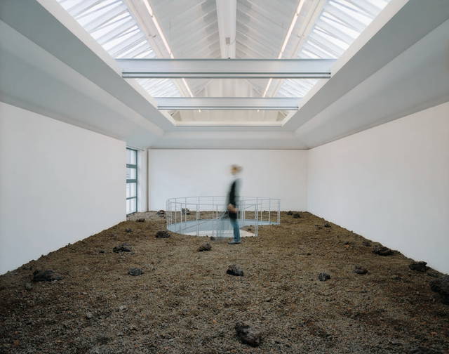 The body as brain - Lava floor: Projekt Sammlung (5), 2007 - Kunsthaus Zug, Switzerland – 2007 - Photo: Florian Holzherr