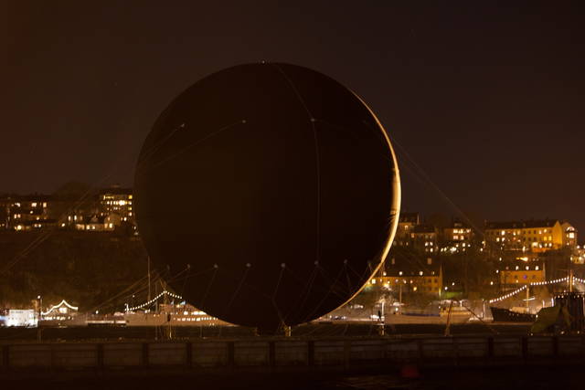 Your Star, 2015 at night, in position on the barge - Stockholm – 2015 - Photo: Alcuin Stevenson / Studio Olafur Eliasson