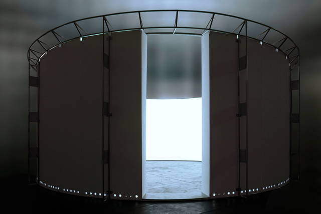 360° white room, 2006 - Studio Olafur Eliasson, Berlin – 2006 - Photo: Günter Lepkowski