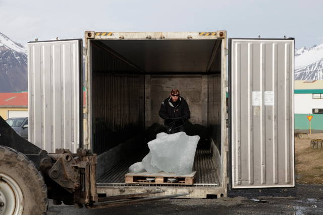 Ice harvest in Iceland for Your waste of time, 2006 for the exhibition Expo 1: New York - Photo: Ingvar Högni Ragnarsson