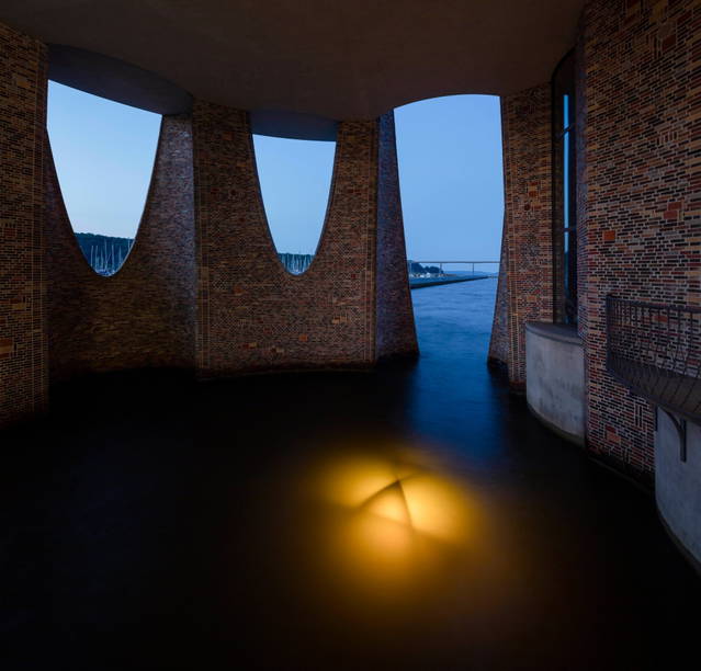 Undervandsforventning (2018) installed in Fjordenhus, 2018 - Vejle, Denmark - Photo: Anders Sune Berg