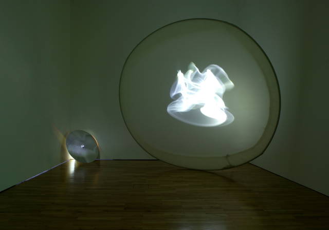 Eine Beschreibung einer Reflektion, oder aber eine angenehme Übung zu deren Eigenschaften - Kunstmuseum Wolfsburg, Germany – 2004 - Photo: Jens Ziehe