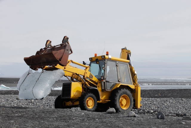 Ice harvest in Iceland for Your waste of time, 2006 for the exhibition Expo 1: New York - Photo: Ingvar Högni Ragnarsson