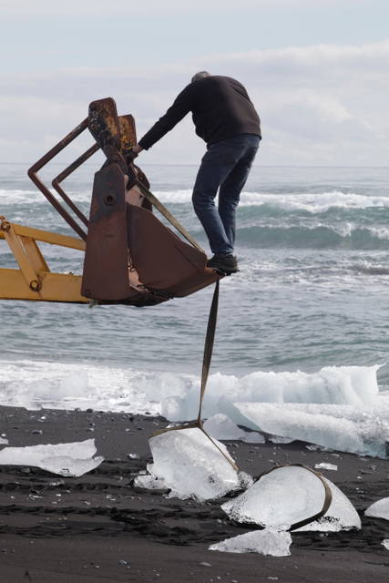 Ice harvest in Iceland for Your waste of time, 2006 for the exhibition Expo 1: New York - Photo: Ingvar Högni Ragnarsson