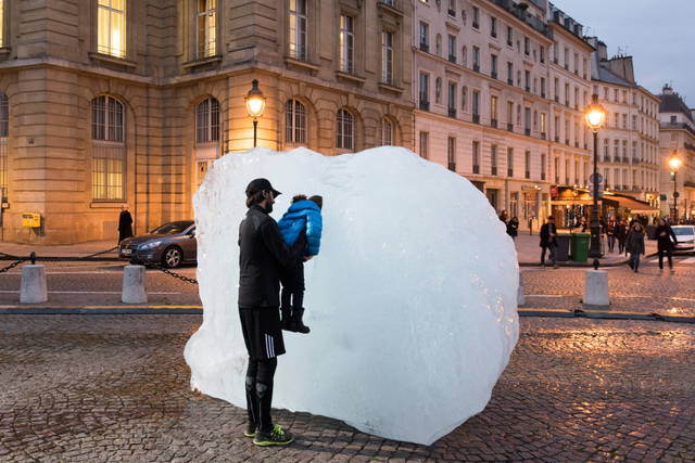 Ice Watch, 2014 - Place du Pantheon, Paris – 2015 - Photo: Martin Argyroglo
