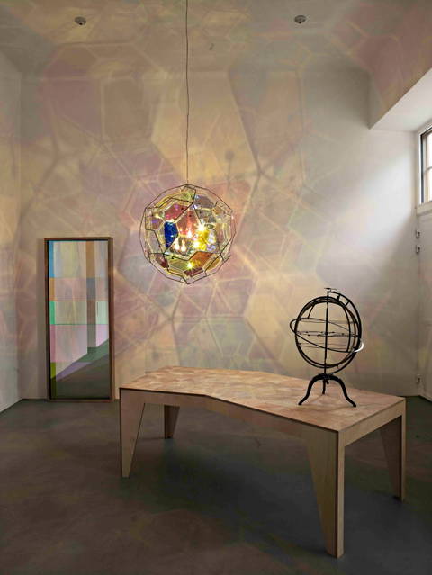 Einstein table happy, 2005 - Jarla Partilager, Stockholm – 2005-2006 - Photo: Mathias Johansson 