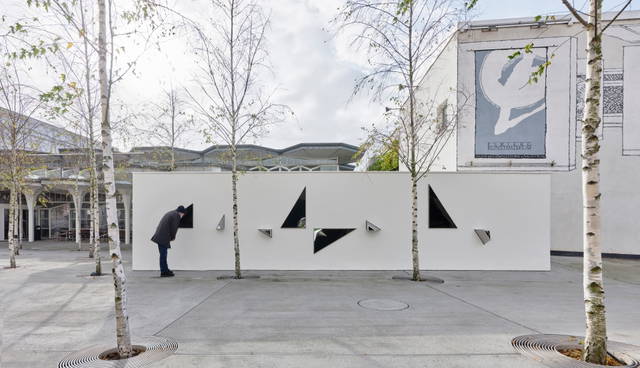 The curious museum wall