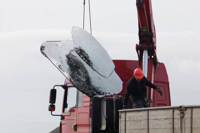 Ice harvest in Iceland for Your waste of time, 2006 for the exhibition Expo 1: New York - Photo: Ingvar Högni Ragnarsson
