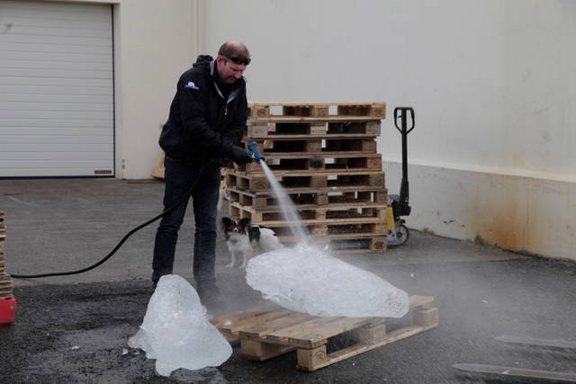 Ice harvest in Iceland for Your waste of time, 2006 for the exhibition Expo 1: New York - Photo: Ingvar Högni Ragnarsson