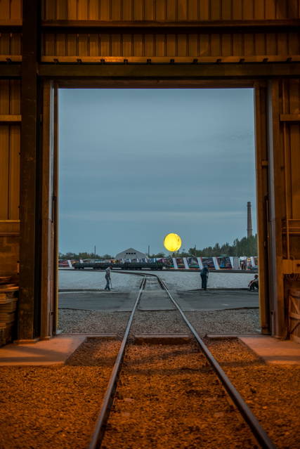 Dnipro sunrise, 2012 - Dnipro, Ukraine – 2012 - Photo: Sergey Illin