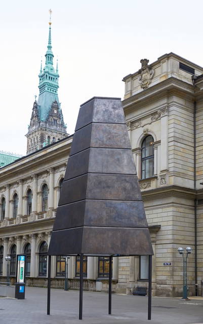 Gesellschaftsspiegel, 2020 - Flanierboulevard, Alter Wall, Hamburg – 2020 - Photo: Götz Wrage