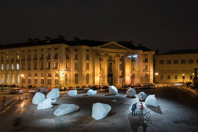 Ice Watch, 2014 - Place du Pantheon, Paris – 2015 - Photo: Martin Argyroglo