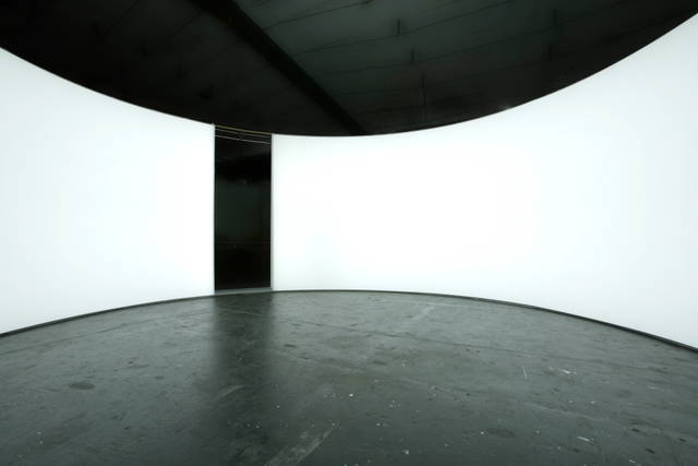 360° white room, 2006 - Studio Olafur Eliasson, Berlin – 2006 - Photo: Günter Lepkowski