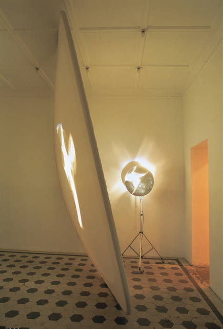 Eine Beschreibung einer Reflexion, oder aber eine angenehme Übung zu deren Eigenschaften, 1995 - neugerriemschneider, Berlin – 1995 - Photo: Jens Ziehe