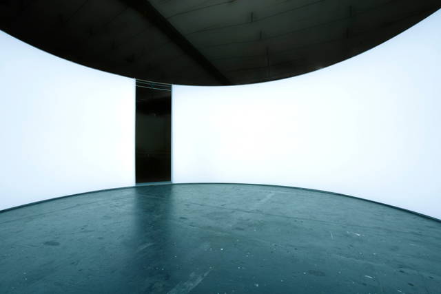 360° white room, 2006 - Studio Olafur Eliasson, Berlin – 2006 - Photo: Günter Lepkowski