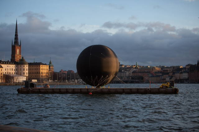 Your Star, 2015 during the day, in position on the barge - Stockholm – 2015 - Photo: Alcuin Stevenson / Studio Olafur Eliasson