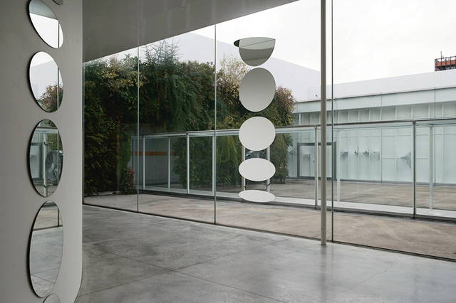 Rotating circle and the space in-between (facing west), 2009 - 21st Century Museum of Contemporary Art, Kanazawa, Japan – 2009 - Photo: Olafur Eliasson
