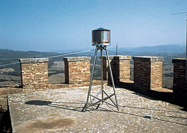 Five orientation lights, 1999 - Galleria Continua, San Gimignano, Italy – 1999 - Photo: Olafur Eliasson