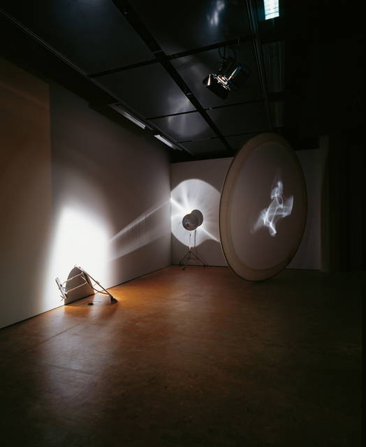 Eine Beschreibung einer Reflexion, oder aber eine angenehme Übung zu deren Eigenschaften, 1995 - Zentrum für internationale Lichtkunst Unna, Germany – 1995 - Photo: Franz Wamhof