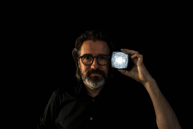 Olafur Eliasson with Little Sun Diamond, 2017 - Photo: María del Pilar García Ayensa / Studio Olafur Eliasson
