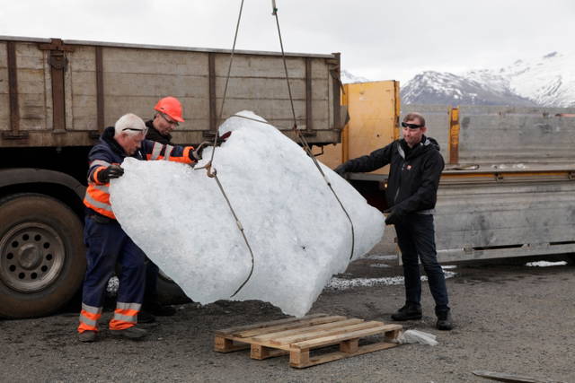 Ice harvest in Iceland for Your waste of time, 2006 for the exhibition Expo 1: New York - Photo: Ingvar Högni Ragnarsson