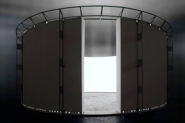 360° white room, 2006 - Studio Olafur Eliasson, Berlin – 2006 - Photo: Günter Lepkowski