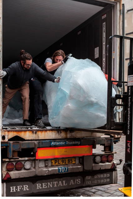 At Studio Olafur Eliasson, unloading extra glacial ice from Ice Watch (2015) - Photo: María del Pilar García Ayensa / Studio Olafur Eliasson 
