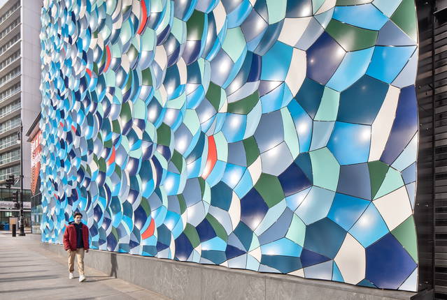 Atmospheric wave wall, 2020 - Willis Tower, Chicago – 2020 - Photo: Darris Lee Harris