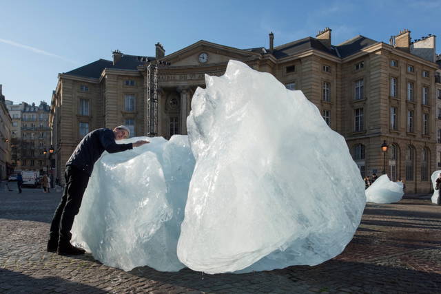 Ice Watch, 2014 - Place du Pantheon, Paris – 2015 - Photo: Martin Argyroglo