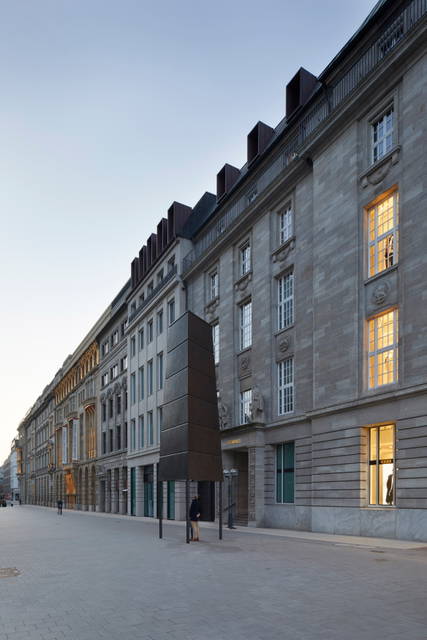 Gesellschaftsspiegel, 2020 - Flanierboulevard, Alter Wall, Hamburg – 2020 - Photo: Götz Wrage