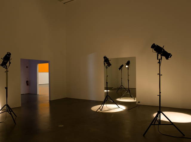 Mirror door (spectator), 2008 - Museum of Contemporary Art Chicago – 2008 - Photo: Nathan Keay / Courtesy of Museum of Contemporary Art Chicago